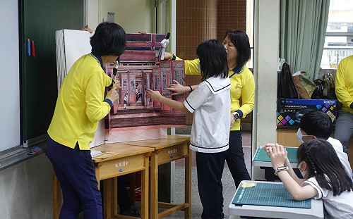 新北板橋林園故事志工前進板橋國小與學童一起瘋文資