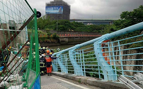 新北觀音坑溪橋面倒塌工安意外 3工人平安獲救送醫