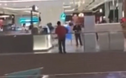 (影) 驚悚直擊！ 沒人上前營救 上海商場一男子跳樓 砸中樓下路過女子