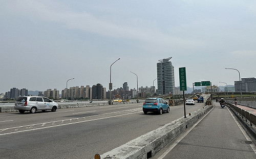 新北新店秀朗橋LED燈具換裝工程 4/26起夜間車輛請改道