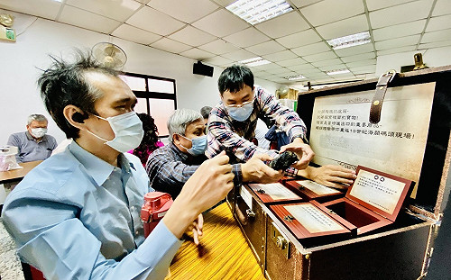 新北唯一「雙視設計」行動博物館 淡古讓視障朋友摸出歷史