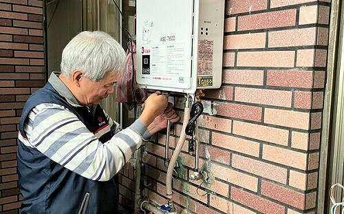 新北市府關懷低收入戶 媒合業者更換熱水器