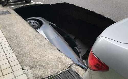 竹北突現天坑吞車  新竹縣府勒令建案停工徹查 