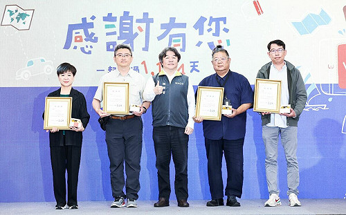 近千場記者會都靠他們！指揮中心終場記者會 王必勝頒感謝狀給這「4」位