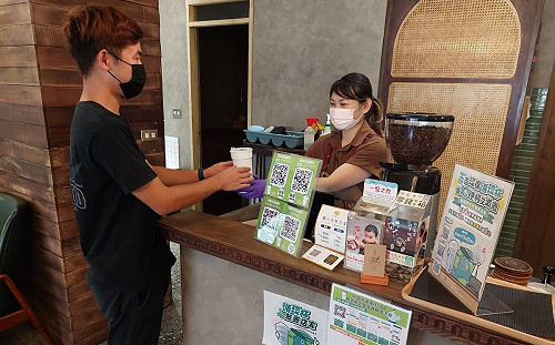 一次性飲料杯限制上路一年！環保署：環保杯自備率成長至16%