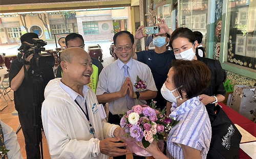 美國紐約州前眾議員拜訪新北永吉國小   師生贈與「愛與和平之樹」