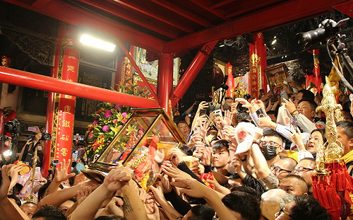 大甲媽祖回鑾安座 鎮瀾宮週邊擠滿信眾迎接