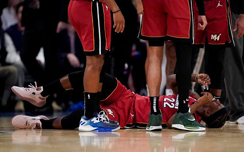 Butler比賽中遭碰撞　右腳踝受傷