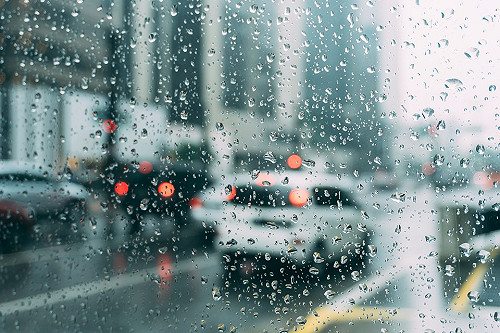 午後暴雨路人措手不及 鋒面搗亂周末再降溫