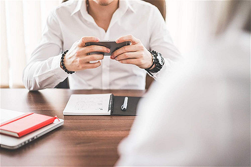 人正真好！外表出眾的分析師易作出準確預測