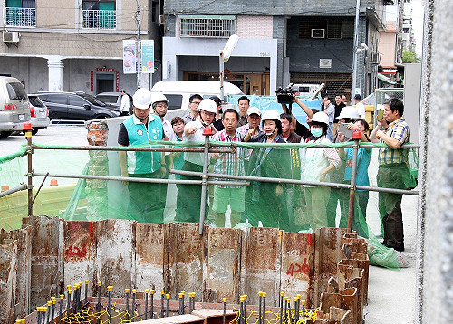 防鹽埕鼓山重演淹水 陳菊視察防汛準備