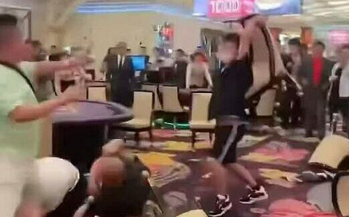 (影) 澳門賭客大亂鬥！8人拿椅子賭場內互毆 保安司長：禁涉事者再入境