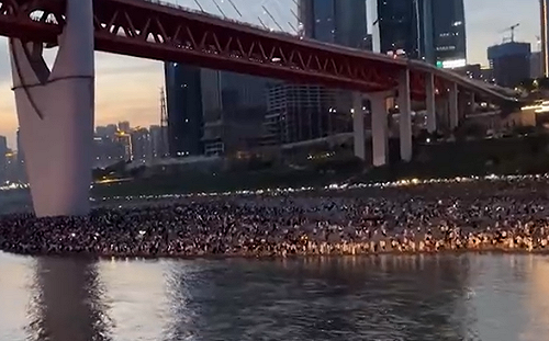 (影) 百萬大軍攻陷重慶! 五一長假各景區遭遊客淹沒 遼寧吊橋倒塌數人傷