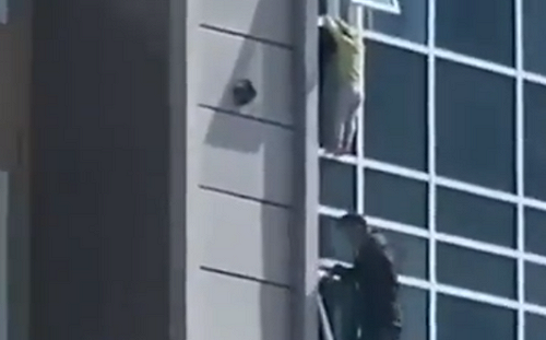 (影) 蜘蛛人現實版！ 男子爬出八樓公寓 掛窗幼女下墜瞬間驚險搶救 