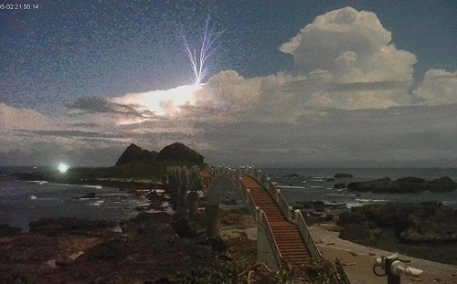 索爾降臨？台東三仙台出現「往上跑」神祕閃電  氣象局說話了