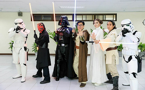 (影)國際星戰日陳其邁化身絕地武士 歡迎銀河系朋友到訪高雄