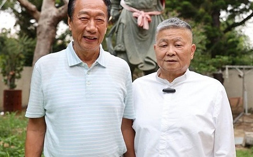 侯友宜不握的他握了！郭台銘與顏清標十指緊扣：我會成為最強