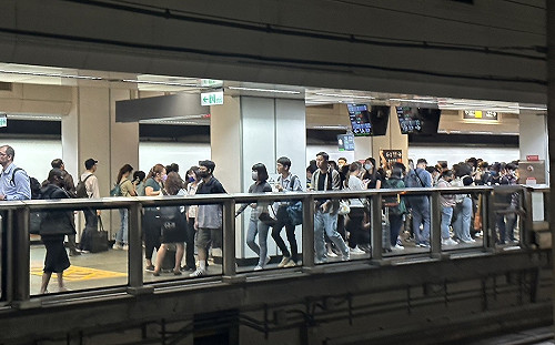 比過年人還多！高鐵跳電號誌異常旅客擠滿月台 退費標準出爐