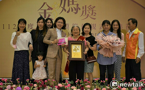 「金媽獎」隆重頒獎  屏東市表揚68位模範母親