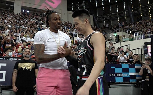 魔獸富邦主場看球　與林書豪寒暄