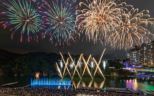 180秒煙火超吸睛 水舞空舞綻放新北碧潭