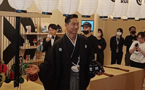 高雄出席開幕活動  AKIRA透露母親節招待全家享用壽司