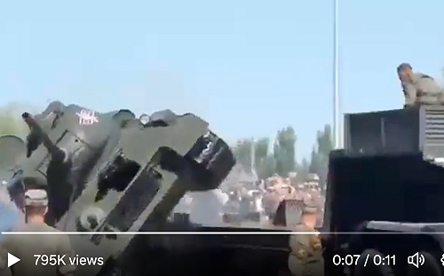 （影）紅場唯一閱兵坦克 翻了？ 網酸：聽說要被送上烏克蘭前線 它也裝死