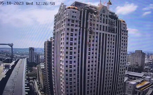 (影)驚悚瞬間曝光！興富發建案吊臂掉落直插中捷列車 市府罰27萬元勒令停工