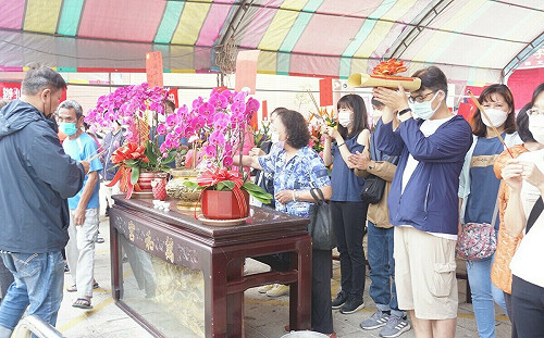 萬和宮媽祖聖誕三獻禮祭典  疫情紓解觀禮參香人潮湧入