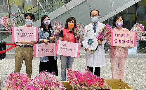 千束康乃馨感恩醫護媽媽們 守護新北市民健康