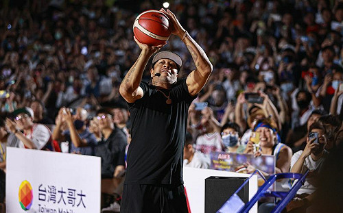 艾佛森見面繞場變快閃惹議！主辦單位道歉了