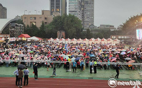 老天不賞臉! 郭台銘板橋造勢晚會現傘海