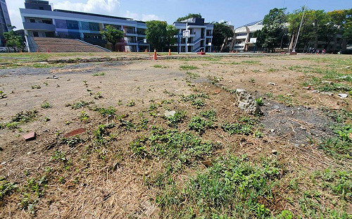 鳳山五甲國小操場如廢墟 高市教育局：持續向體育署爭取經費補助