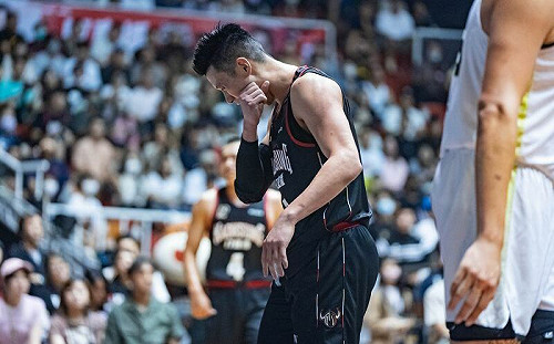 林書豪治療後　已坐著輪椅回到場邊