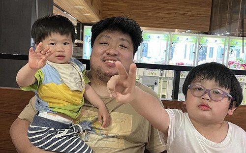 晨晨「母親節卡片」一卡多用？網笑：不愧是統神兒子