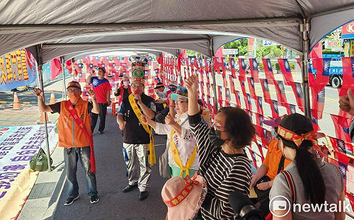 韓粉也服了 國民黨中央黨部外高喊「侯友宜團結」