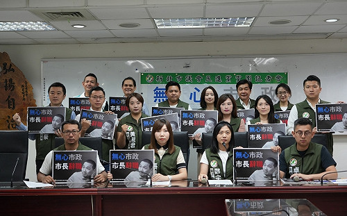 侯友宜低調現身餵藥案家長說明會 綠議員喊話出席專案報告 