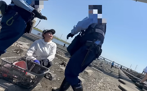 (影) 中國大媽赴日本挖牡蠣亂扔殼被活逮 ! 竟出奇招咬乳頭、打警察、下跪求饒