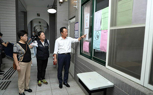 翁章梁視察民雄農工會考考場整備 預祝考生下筆如有神