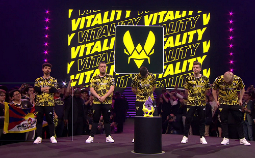 (影) 突然沒得看了！CSGO 巴黎Major總決賽 觀眾舉起這面旗 中國直播間立即全中斷