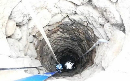 他們狂掏廢棄幾十年老井！捕獲2毫米神秘蟲