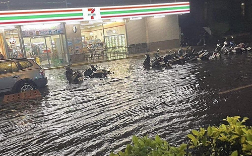 桃園豪雨成災機車水上漂 網怒嗆：抿2口市長呢？