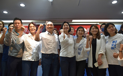 侯友宜南下高雄跑行程 名醫兄長侯明鋒全程陪伴