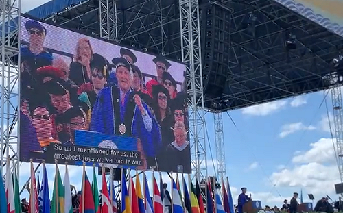 畢業生每人現領3萬 ! NBA 塞爾提克老闆出席畢典豪發 7700 萬 : 快樂就是給予 