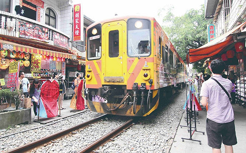 新北十分瀑布延長開放 Fun玩平溪老街鐵道