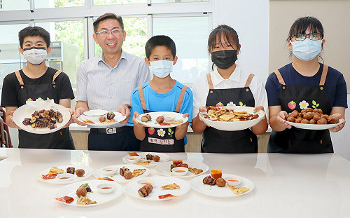 教室化身法式餐廳！ 高市南安國小畢業餐會自己做