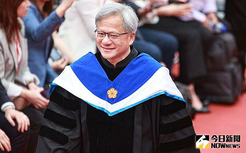 1句英文爆翻譯戰！黃仁勳致詞口譯員發聲