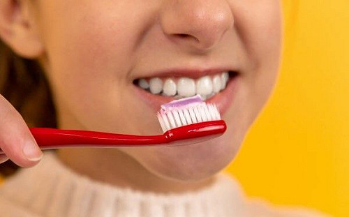 一刷牙就流血？醫曝「4種原因」：不能不刷