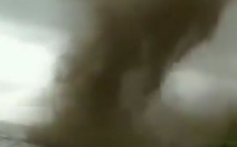 (影) 震撼 ! 「蚊子龍捲風」席捲尼加拉瓜 數十億隻蚊子高空群飛