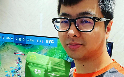 丁特《英雄聯盟》中路單挑！士林夜市開直播：贏就發雞排